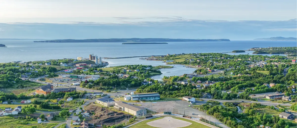 Vue aérienne de Conception Bay South le long de la rive de Conception Bay