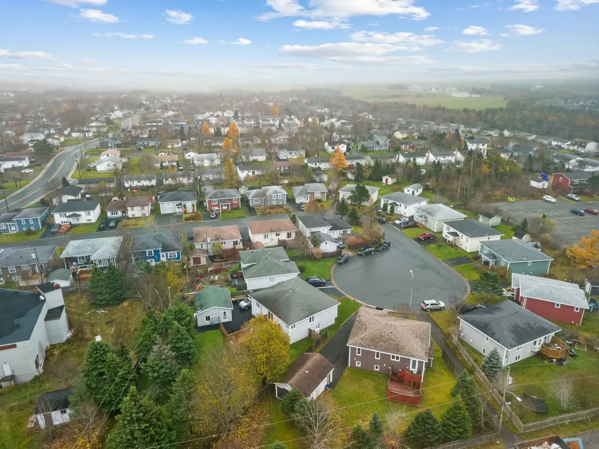Vue aérienne de maisons et de rues bordées d'arbres dans un quartier de Mount Pearl