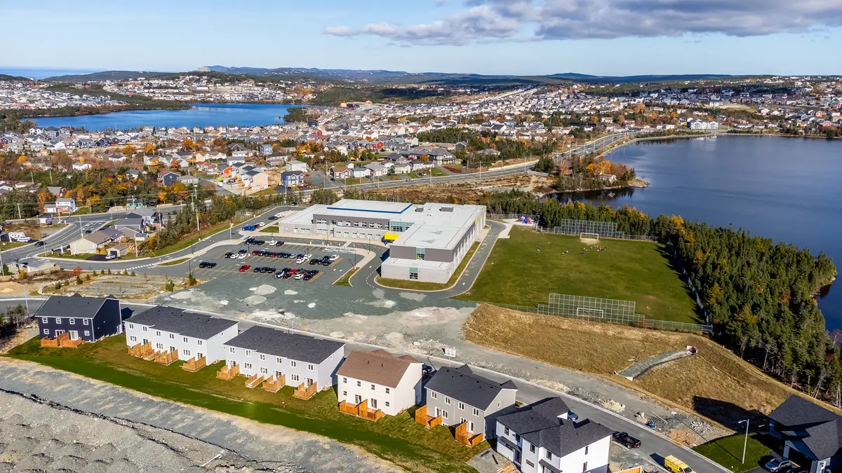 Vue aérienne de nouvelles maisons en rangée au bord d'un lac à Paradise