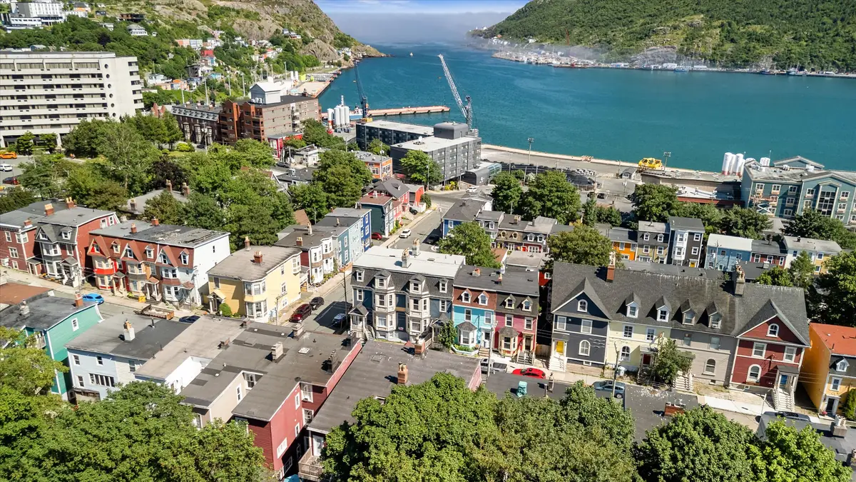 Vue aérienne de maisons en rangée colorées du centre-ville de St. John's au-dessus du port