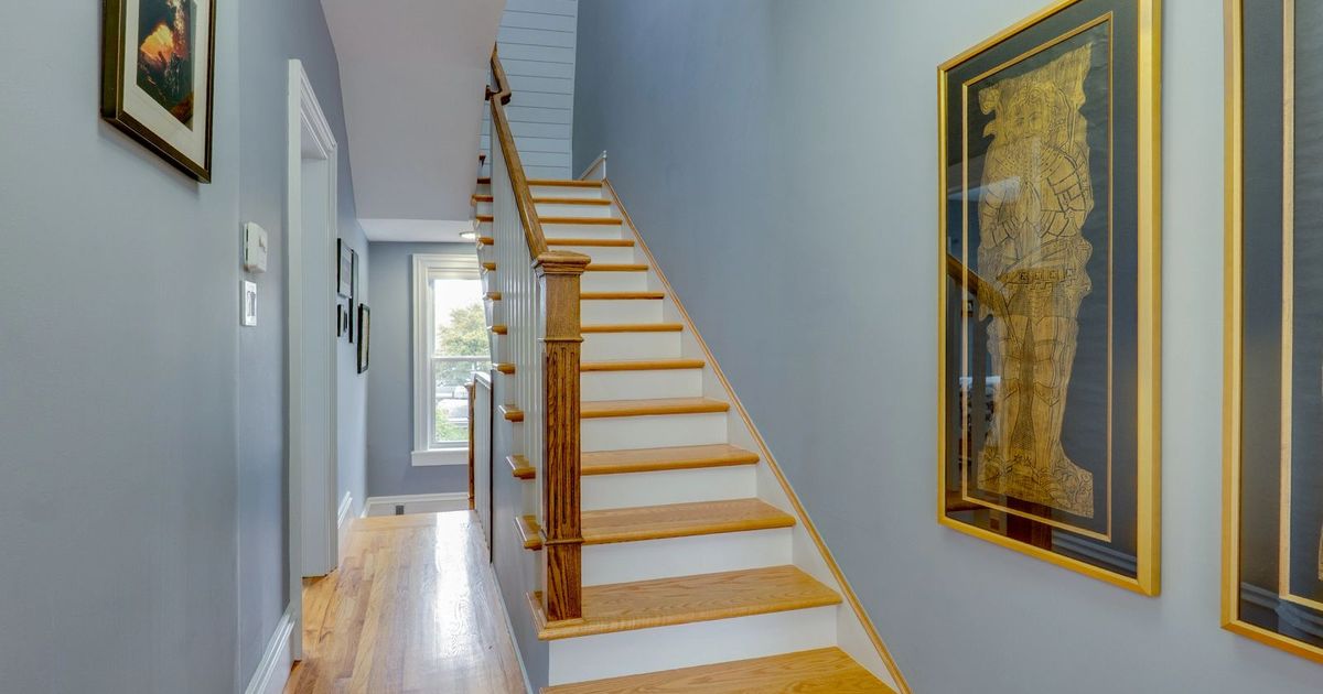 Un escalier de maison de caractère avec de l'art moderne