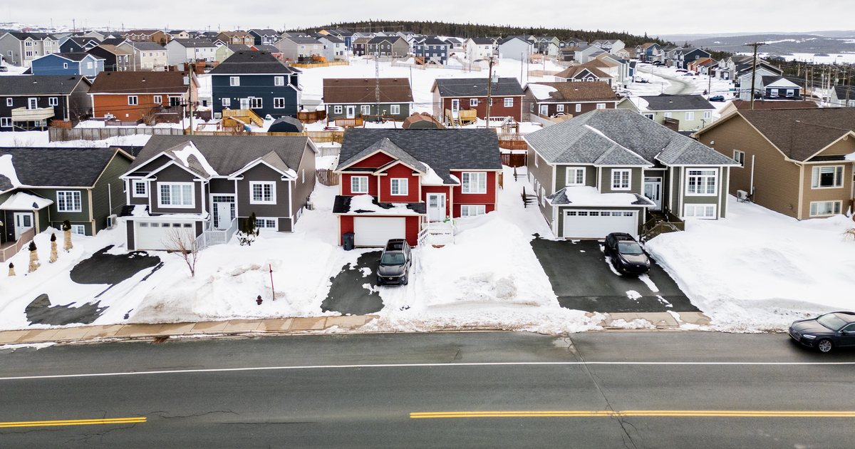 Maisons et entrées enneigées le long d'une rue d'un lotissement de la région de St. John's