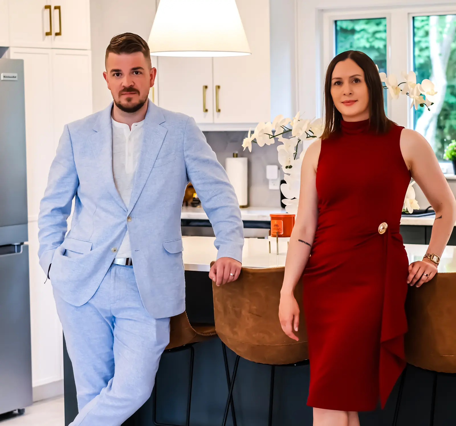 Les cofondateurs de L|S Real Estate Group, Tony Lucas et Natasha Sutherland, devant un îlot de cuisine