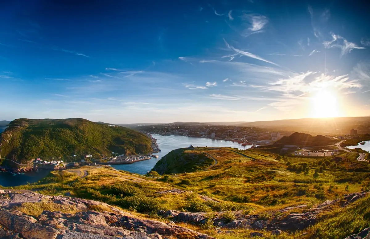 Les Narrows et le port de St. John's vus de Signal Hill au coucher du soleil